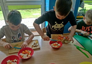 Maciek i Leon kroją owoce na sałatkę